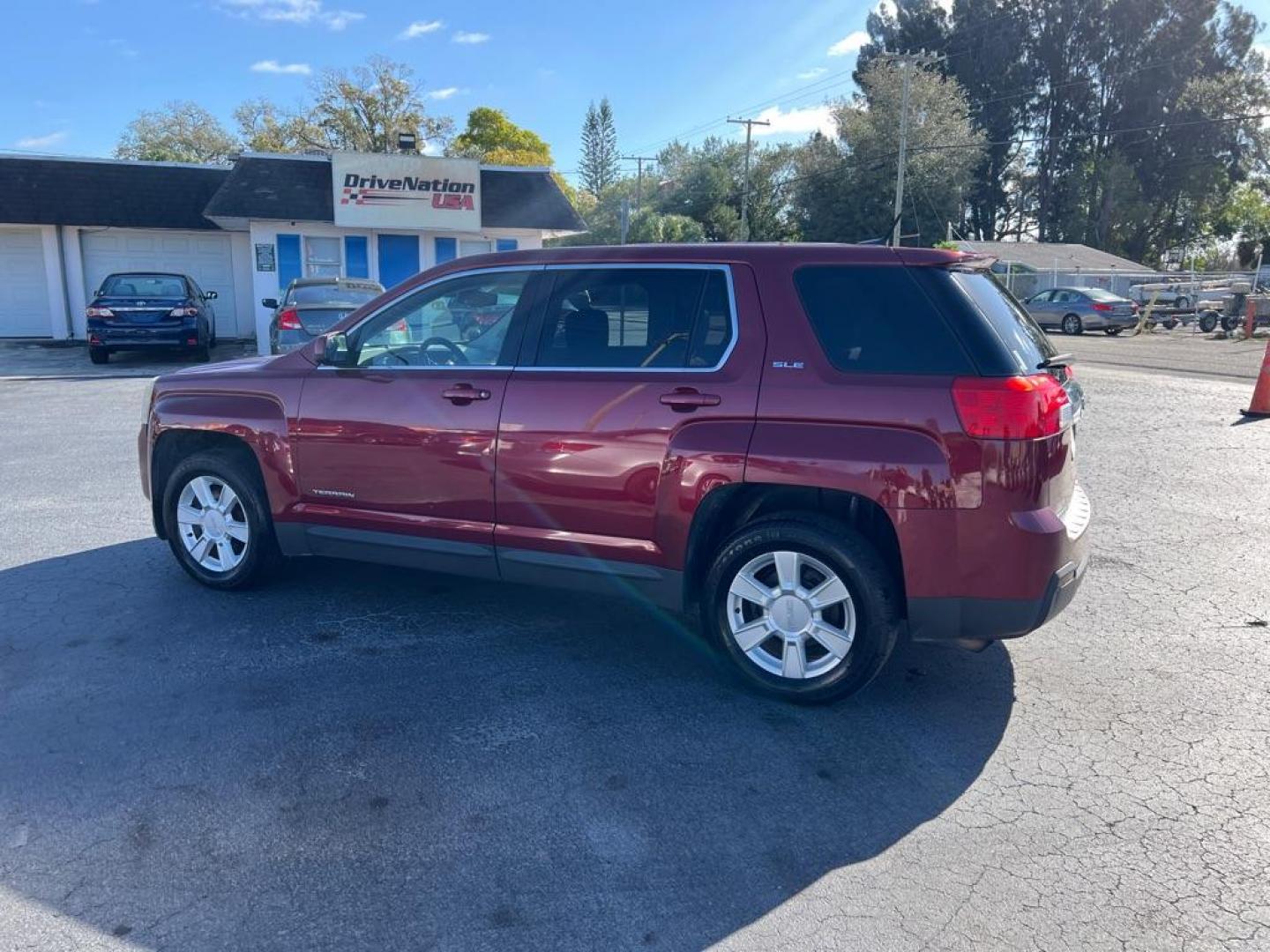 2012 RED GMC TERRAIN SLE (2GKALMEK1C6) with an 2.4L engine, Automatic transmission, located at 2929 9th St. West, Bradenton, 34205, (941) 242-2810, 27.473591, -82.570679 - Photo#4