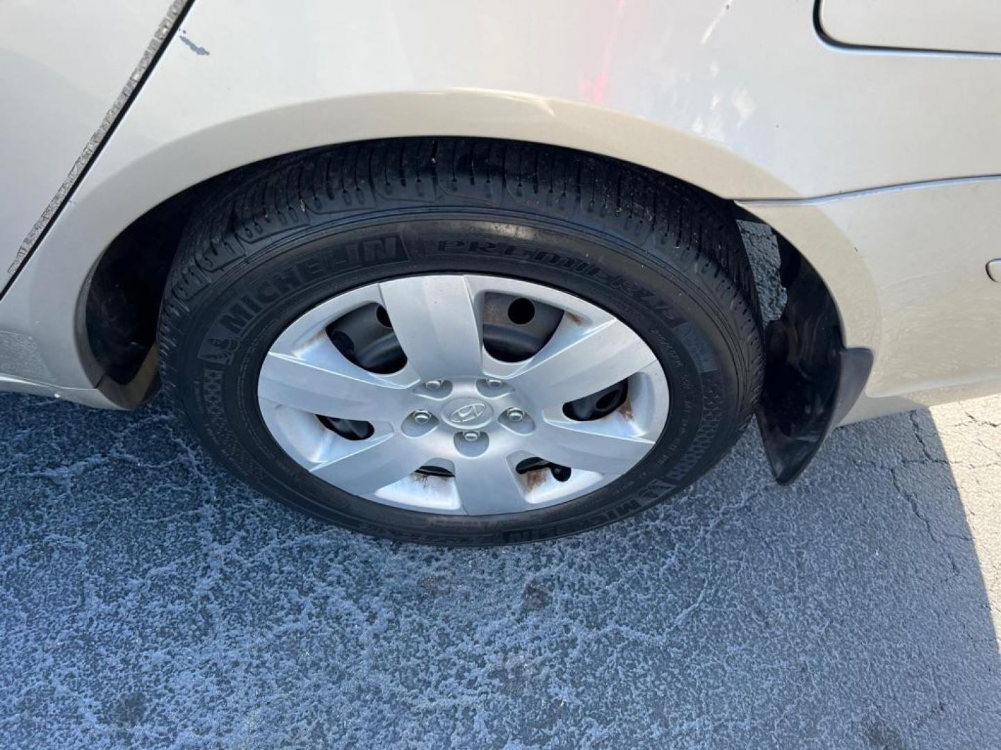 2009 TAN HYUNDAI SONATA GLS (5NPET46C89H) with an 2.4L engine, Automatic transmission, located at 2929 9th St. West, Bradenton, 34205, (941) 242-2810, 27.473591, -82.570679 - Photo#9