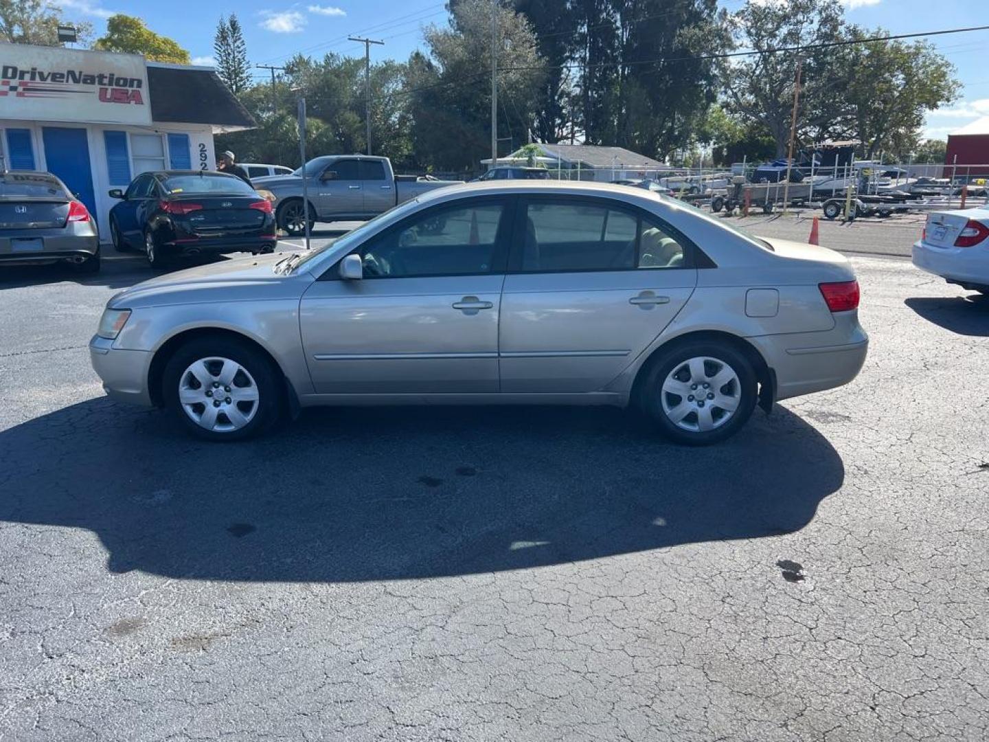 2009 TAN HYUNDAI SONATA GLS (5NPET46C89H) with an 2.4L engine, Automatic transmission, located at 2929 9th St. West, Bradenton, 34205, (941) 242-2810, 27.473591, -82.570679 - Photo#4