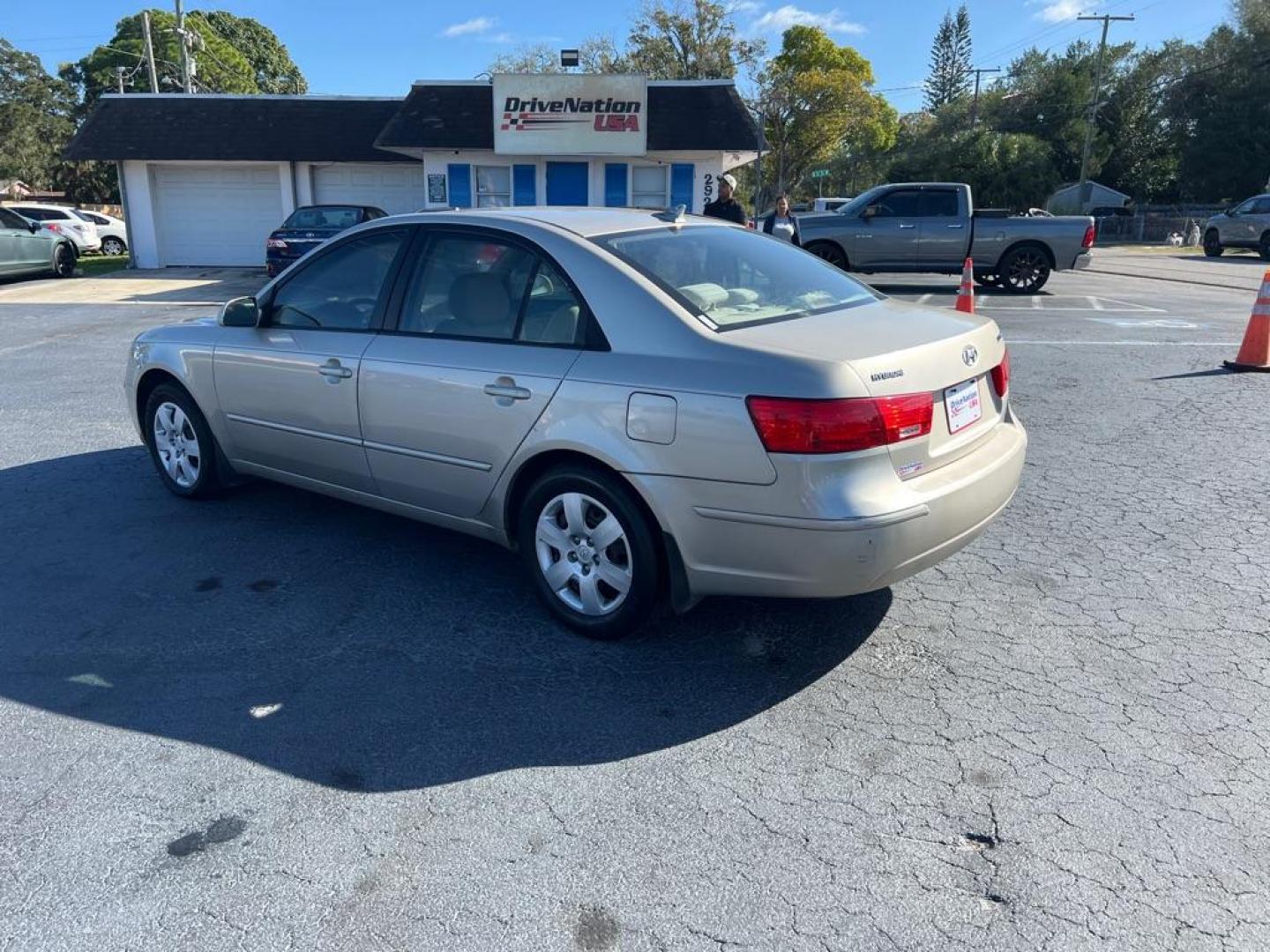 2009 TAN HYUNDAI SONATA GLS (5NPET46C89H) with an 2.4L engine, Automatic transmission, located at 2929 9th St. West, Bradenton, 34205, (941) 242-2810, 27.473591, -82.570679 - Photo#5