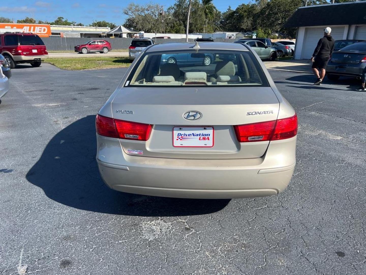 2009 TAN HYUNDAI SONATA GLS (5NPET46C89H) with an 2.4L engine, Automatic transmission, located at 2929 9th St. West, Bradenton, 34205, (941) 242-2810, 27.473591, -82.570679 - Photo#6