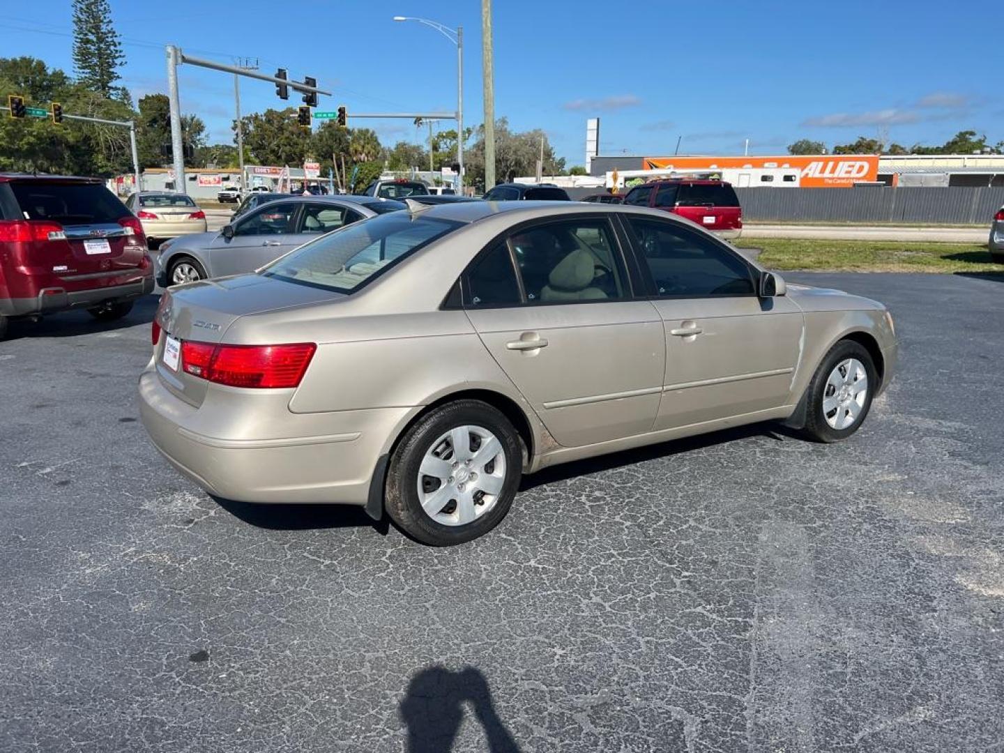 2009 TAN HYUNDAI SONATA GLS (5NPET46C89H) with an 2.4L engine, Automatic transmission, located at 2929 9th St. West, Bradenton, 34205, (941) 242-2810, 27.473591, -82.570679 - Photo#7