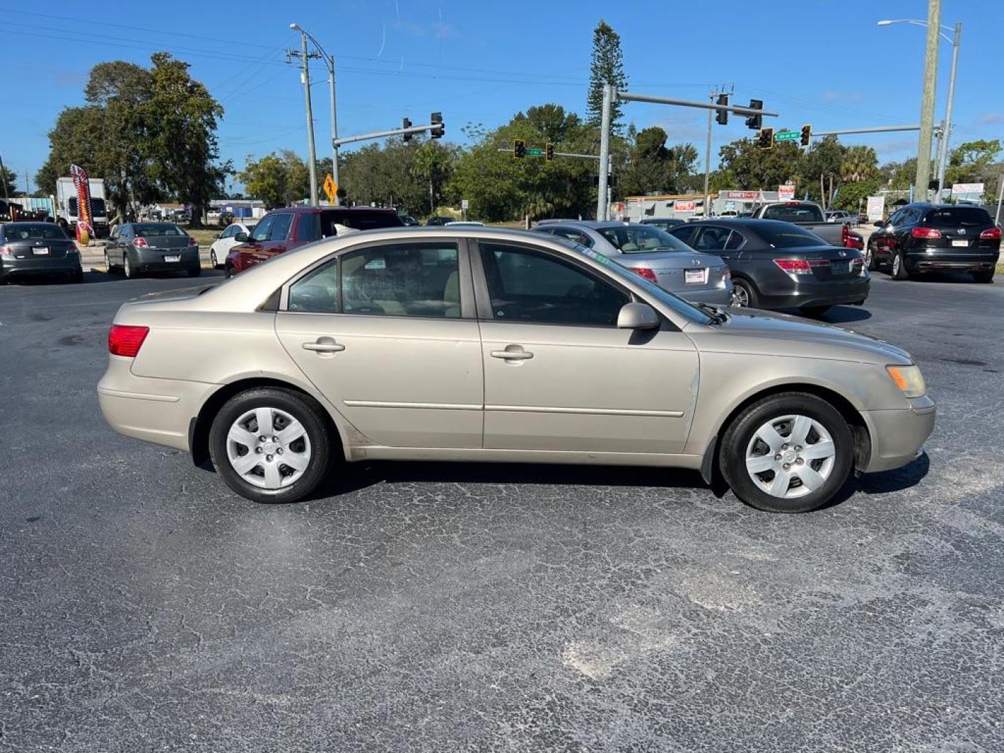 2009 TAN HYUNDAI SONATA GLS (5NPET46C89H) with an 2.4L engine, Automatic transmission, located at 2929 9th St. West, Bradenton, 34205, (941) 242-2810, 27.473591, -82.570679 - Photo#8