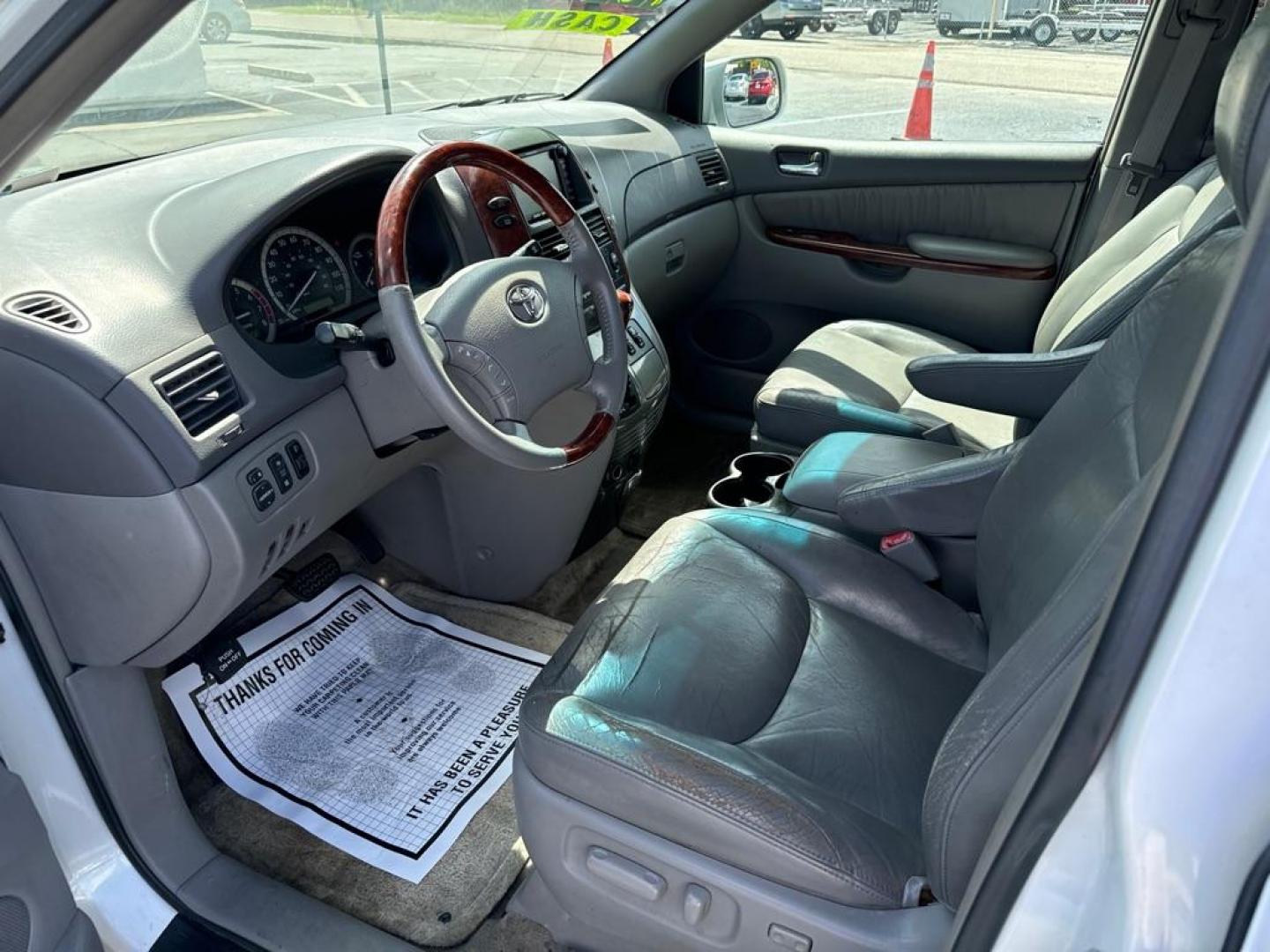 2005 WHITE TOYOTA SIENNA XLE (5TDZA22C45S) with an 3.3L engine, Automatic transmission, located at 2929 9th St. West, Bradenton, 34205, (941) 242-2810, 27.473591, -82.570679 - Thanks for inquring into DriveNation USA! All vehicles listed can be viewed at www.drivenationusa.com for vehicle history reports and additonal info. We cannot quote any terms such as down payments or monthly payments without an application. You can apply directly at www.drivenationusa.com or by con - Photo#9