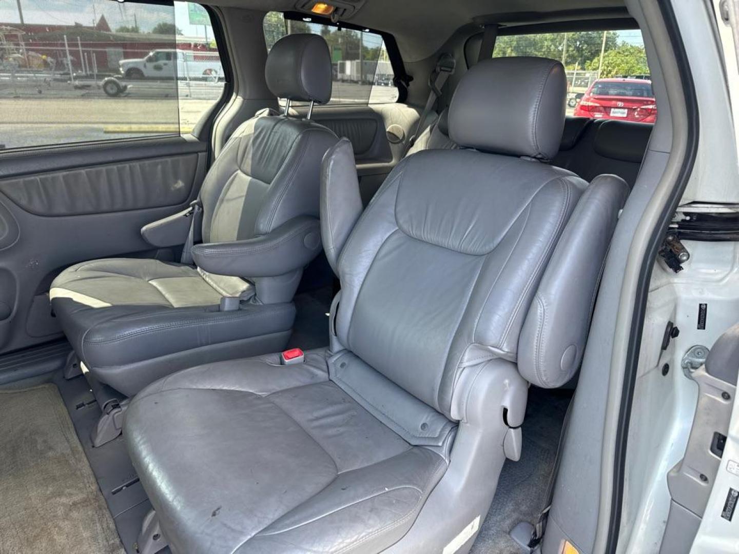 2005 WHITE TOYOTA SIENNA XLE (5TDZA22C45S) with an 3.3L engine, Automatic transmission, located at 2929 9th St. West, Bradenton, 34205, (941) 242-2810, 27.473591, -82.570679 - Thanks for inquring into DriveNation USA! All vehicles listed can be viewed at www.drivenationusa.com for vehicle history reports and additonal info. We cannot quote any terms such as down payments or monthly payments without an application. You can apply directly at www.drivenationusa.com or by con - Photo#10