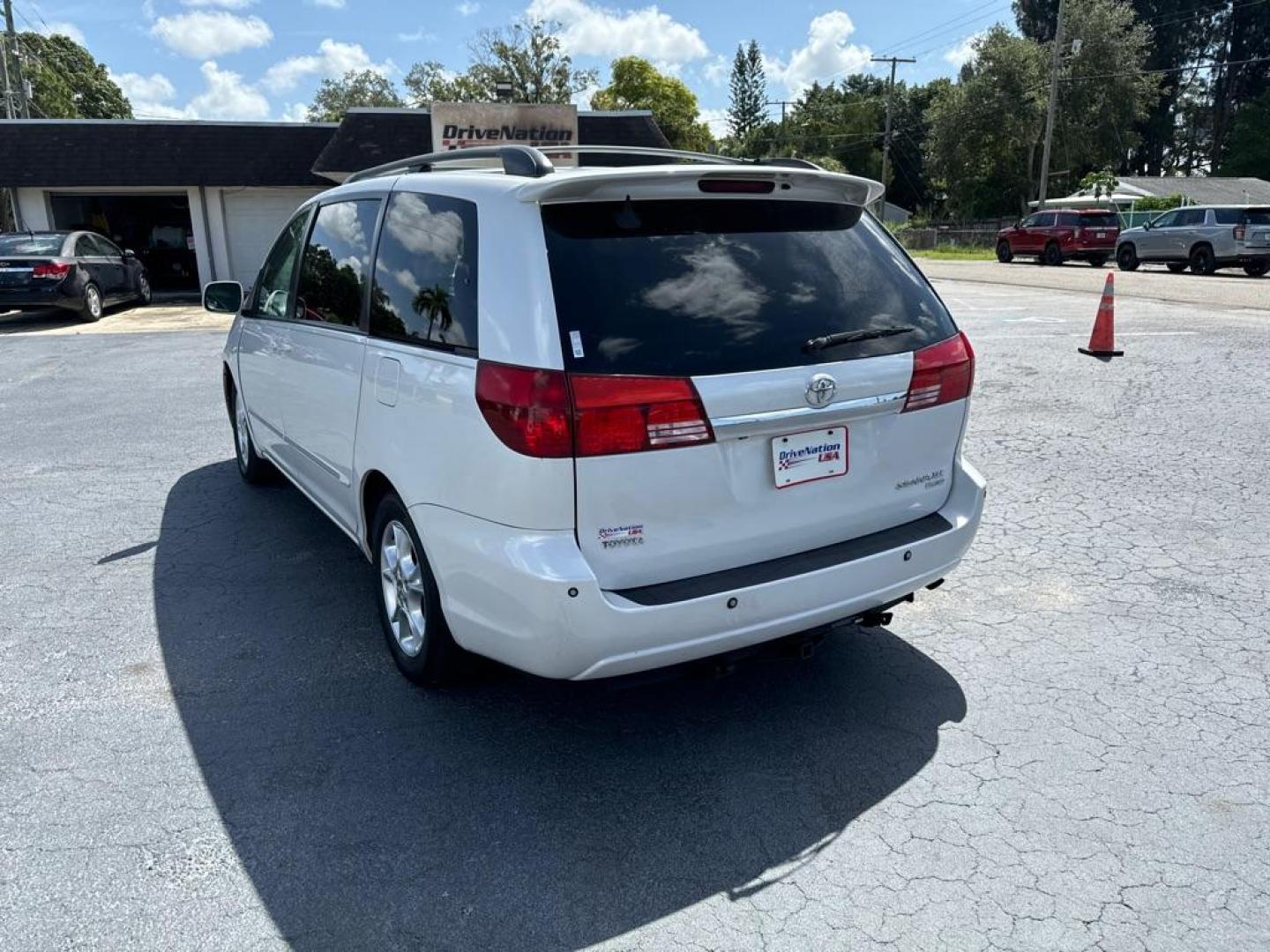 2005 WHITE TOYOTA SIENNA XLE (5TDZA22C45S) with an 3.3L engine, Automatic transmission, located at 2929 9th St. West, Bradenton, 34205, (941) 242-2810, 27.473591, -82.570679 - Thanks for inquring into DriveNation USA! All vehicles listed can be viewed at www.drivenationusa.com for vehicle history reports and additonal info. We cannot quote any terms such as down payments or monthly payments without an application. You can apply directly at www.drivenationusa.com or by con - Photo#5