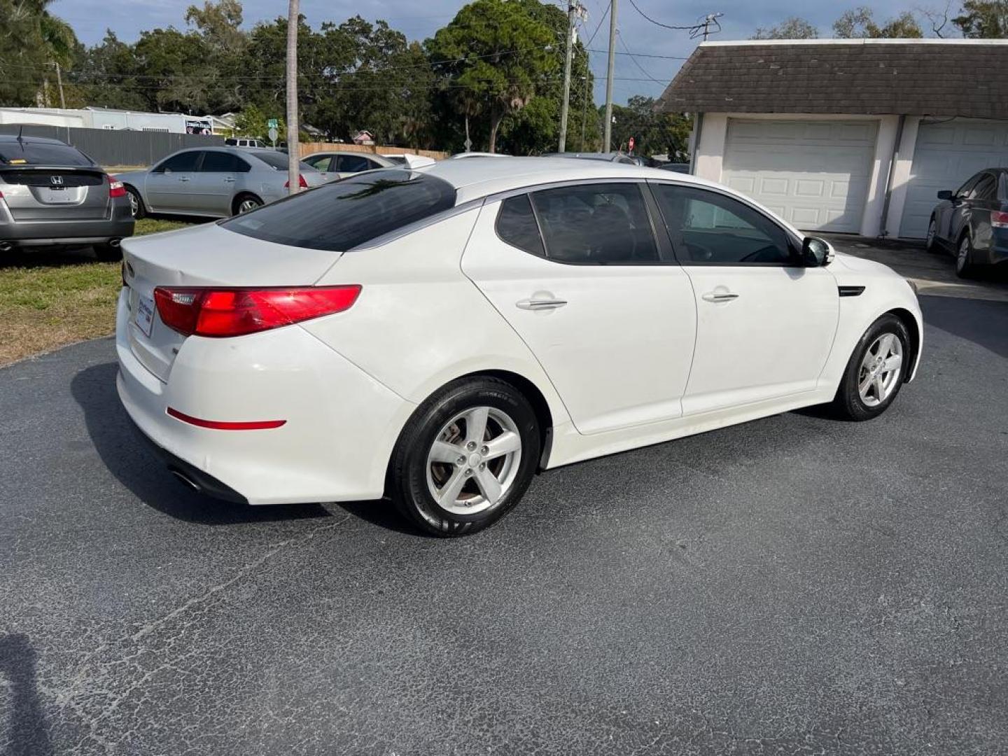 2015 WHITE KIA OPTIMA LX (KNAGM4A79F5) with an 2.4L engine, Automatic transmission, located at 2929 9th St. West, Bradenton, 34205, (941) 242-2810, 27.473591, -82.570679 - Photo#9