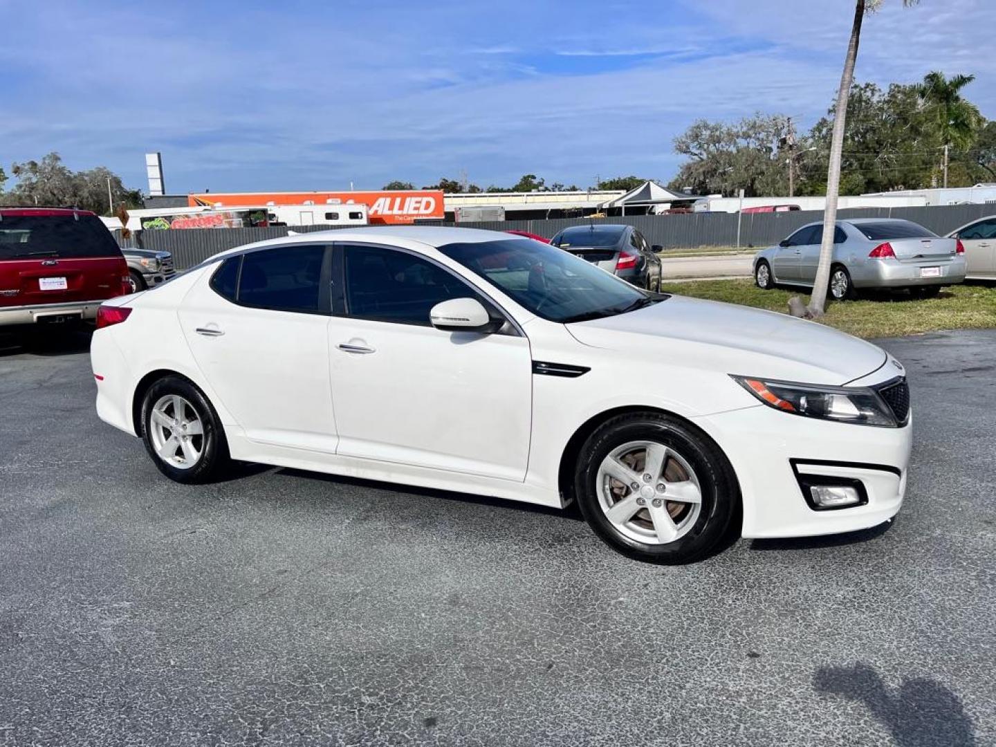 2015 WHITE KIA OPTIMA LX (KNAGM4A79F5) with an 2.4L engine, Automatic transmission, located at 2929 9th St. West, Bradenton, 34205, (941) 242-2810, 27.473591, -82.570679 - Photo#2