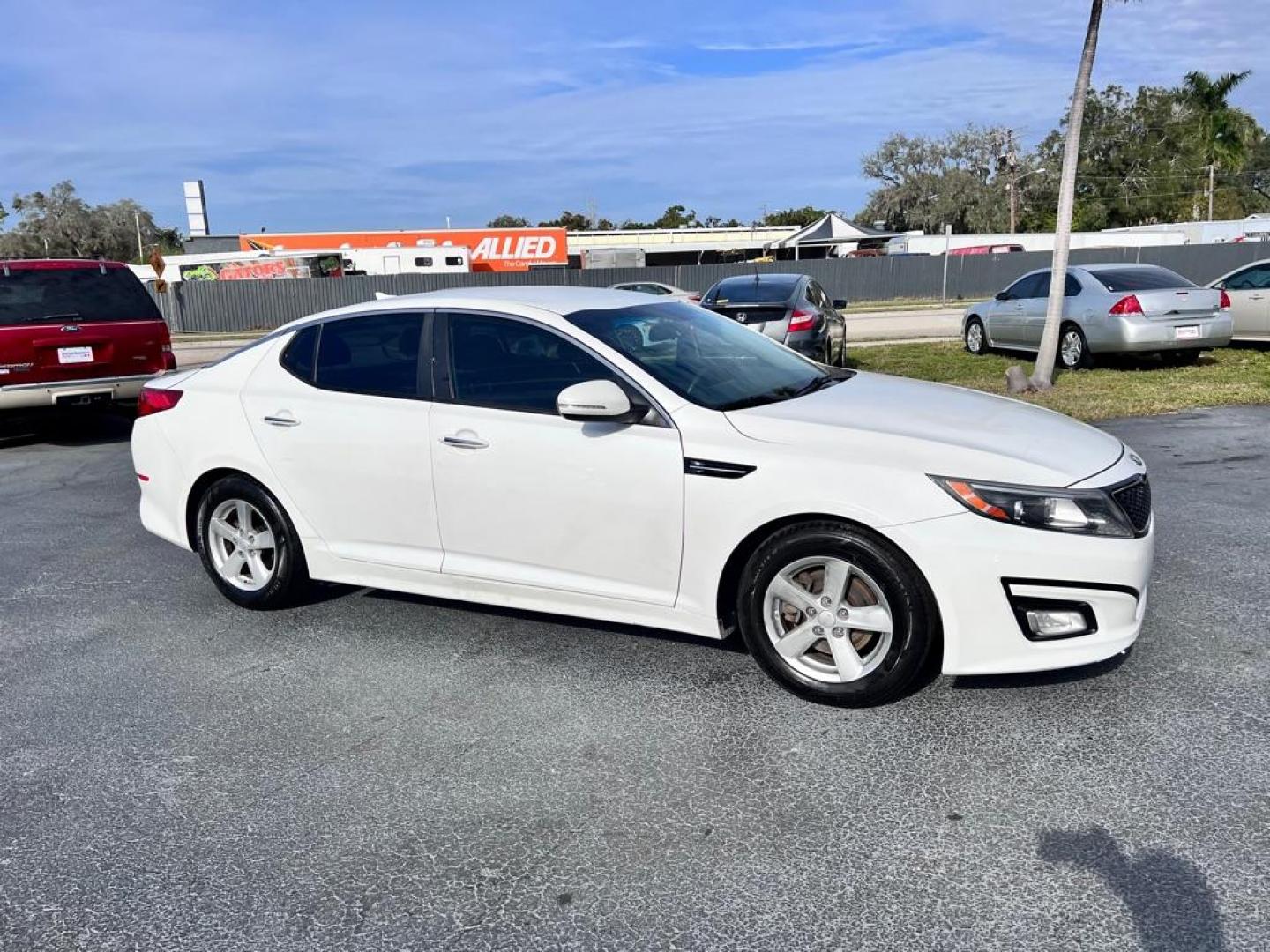 2015 WHITE KIA OPTIMA LX (KNAGM4A79F5) with an 2.4L engine, Automatic transmission, located at 2929 9th St. West, Bradenton, 34205, (941) 242-2810, 27.473591, -82.570679 - Photo#3