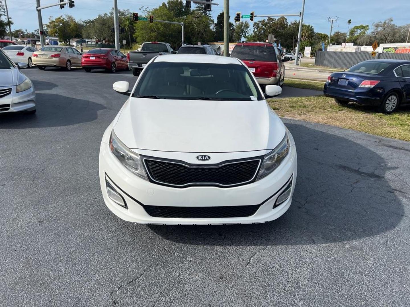 2015 WHITE KIA OPTIMA LX (KNAGM4A79F5) with an 2.4L engine, Automatic transmission, located at 2929 9th St. West, Bradenton, 34205, (941) 242-2810, 27.473591, -82.570679 - Photo#4