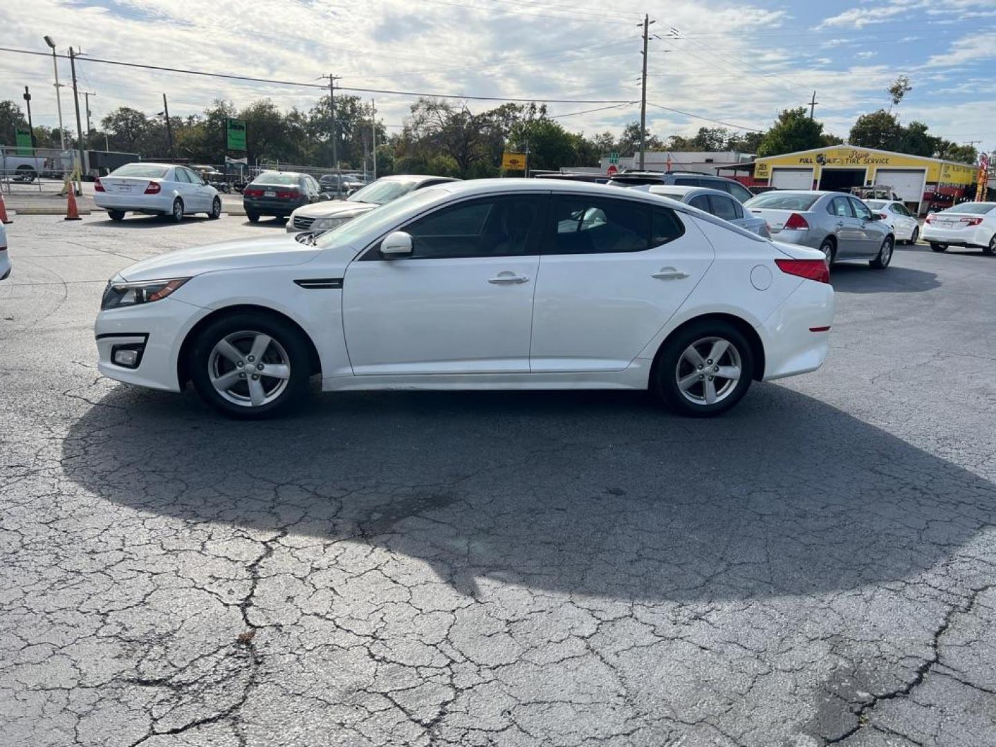 2015 WHITE KIA OPTIMA LX (KNAGM4A79F5) with an 2.4L engine, Automatic transmission, located at 2929 9th St. West, Bradenton, 34205, (941) 242-2810, 27.473591, -82.570679 - Photo#6