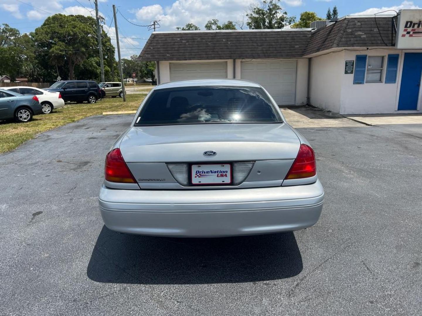 2003 SILVER FORD CROWN VICTORIA LX (2FAFP74W43X) with an 4.6L engine, Automatic transmission, located at 2929 9th St. West, Bradenton, 34205, (941) 242-2810, 27.473591, -82.570679 - Photo#6