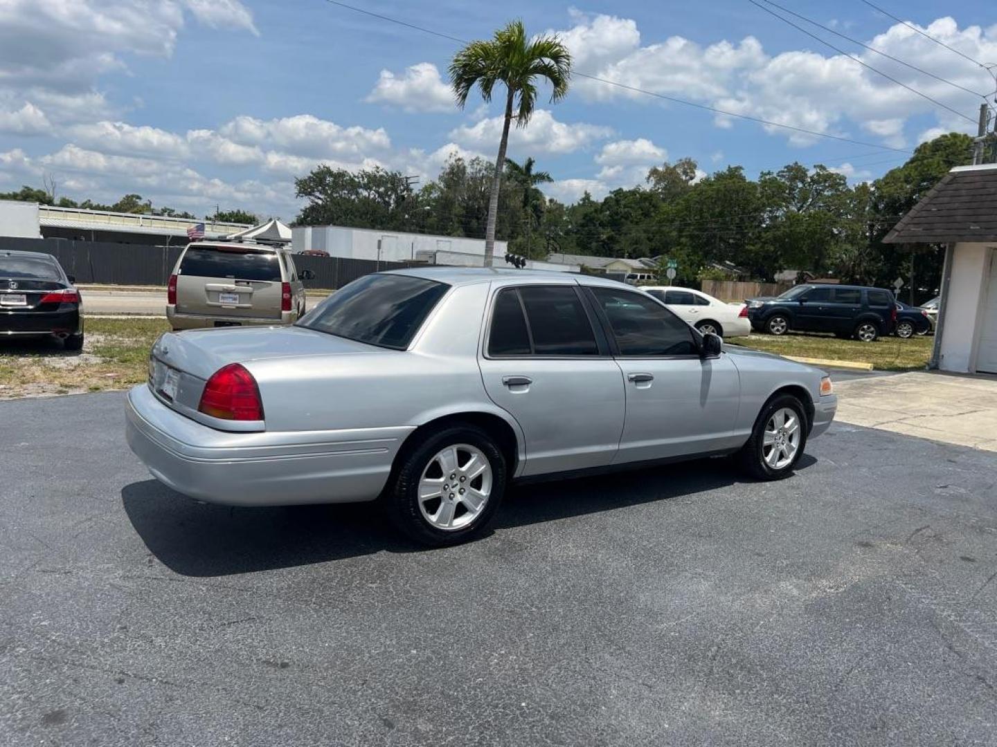 2003 SILVER FORD CROWN VICTORIA LX (2FAFP74W43X) with an 4.6L engine, Automatic transmission, located at 2929 9th St. West, Bradenton, 34205, (941) 242-2810, 27.473591, -82.570679 - Photo#7