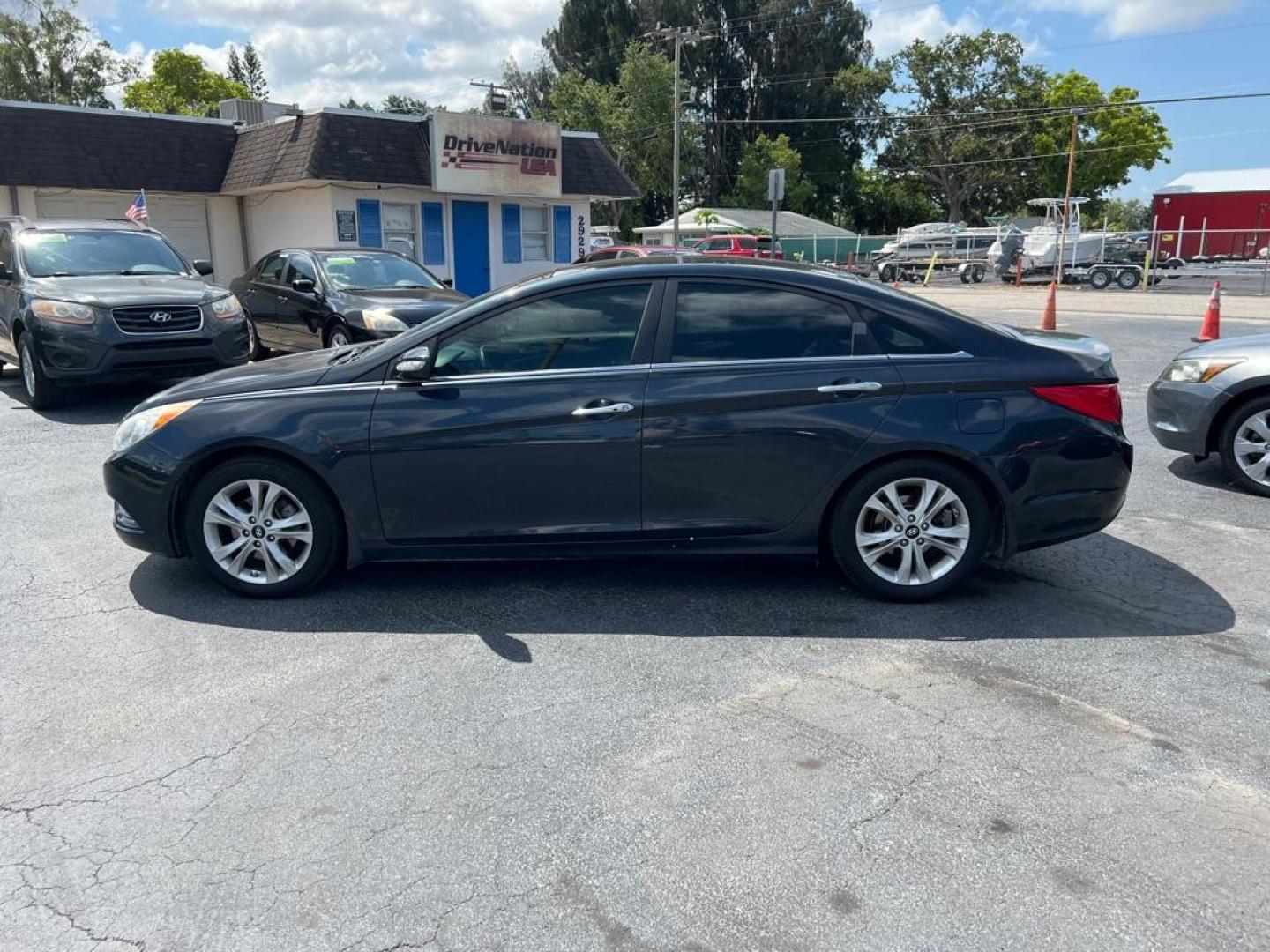 2013 BLUE HYUNDAI SONATA SE (5NPEC4ACXDH) with an 2.4L engine, Automatic transmission, located at 2929 9th St. West, Bradenton, 34205, (941) 242-2810, 27.473591, -82.570679 - Photo#4