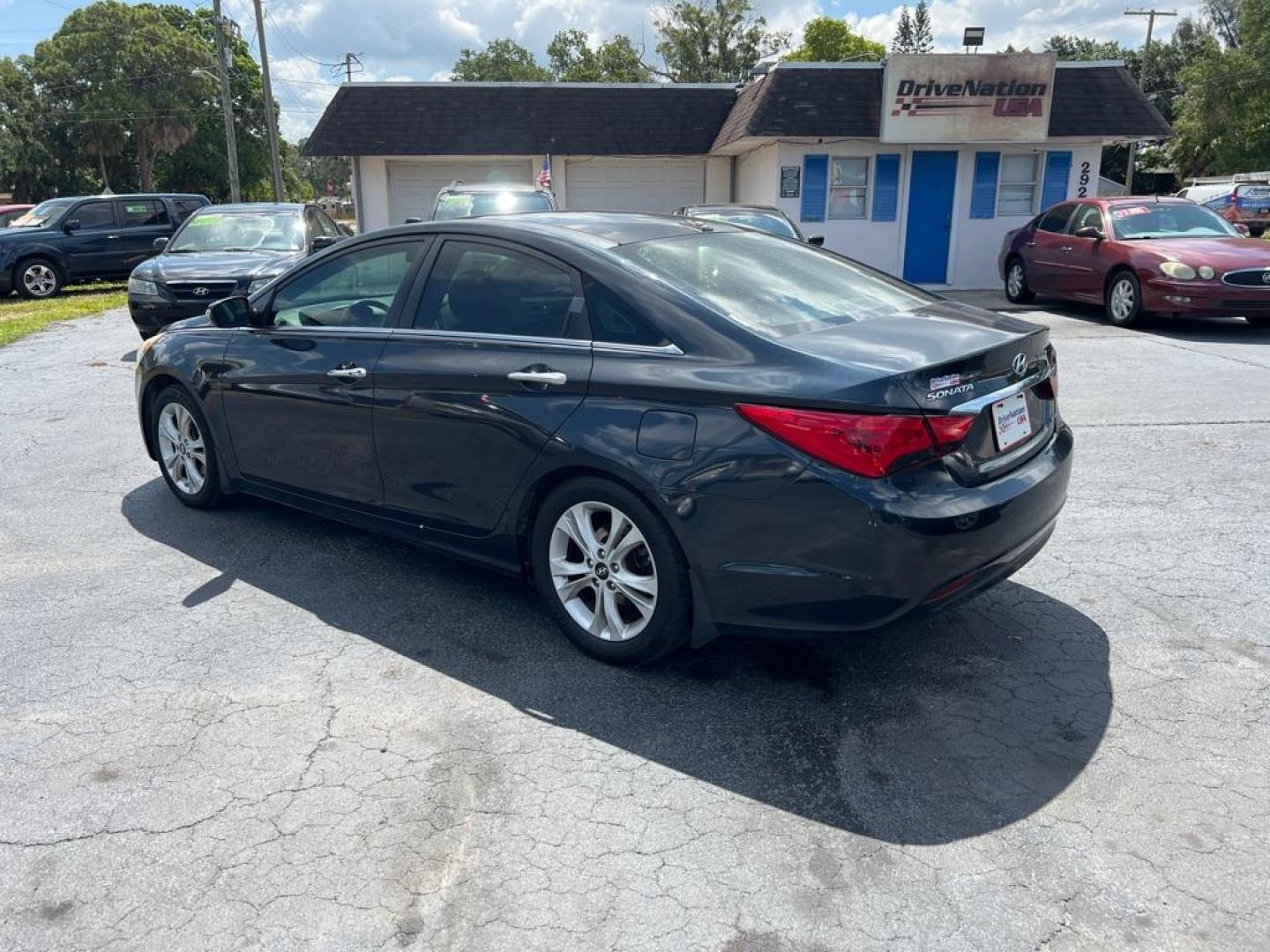 2013 BLUE HYUNDAI SONATA SE (5NPEC4ACXDH) with an 2.4L engine, Automatic transmission, located at 2929 9th St. West, Bradenton, 34205, (941) 242-2810, 27.473591, -82.570679 - Photo#5