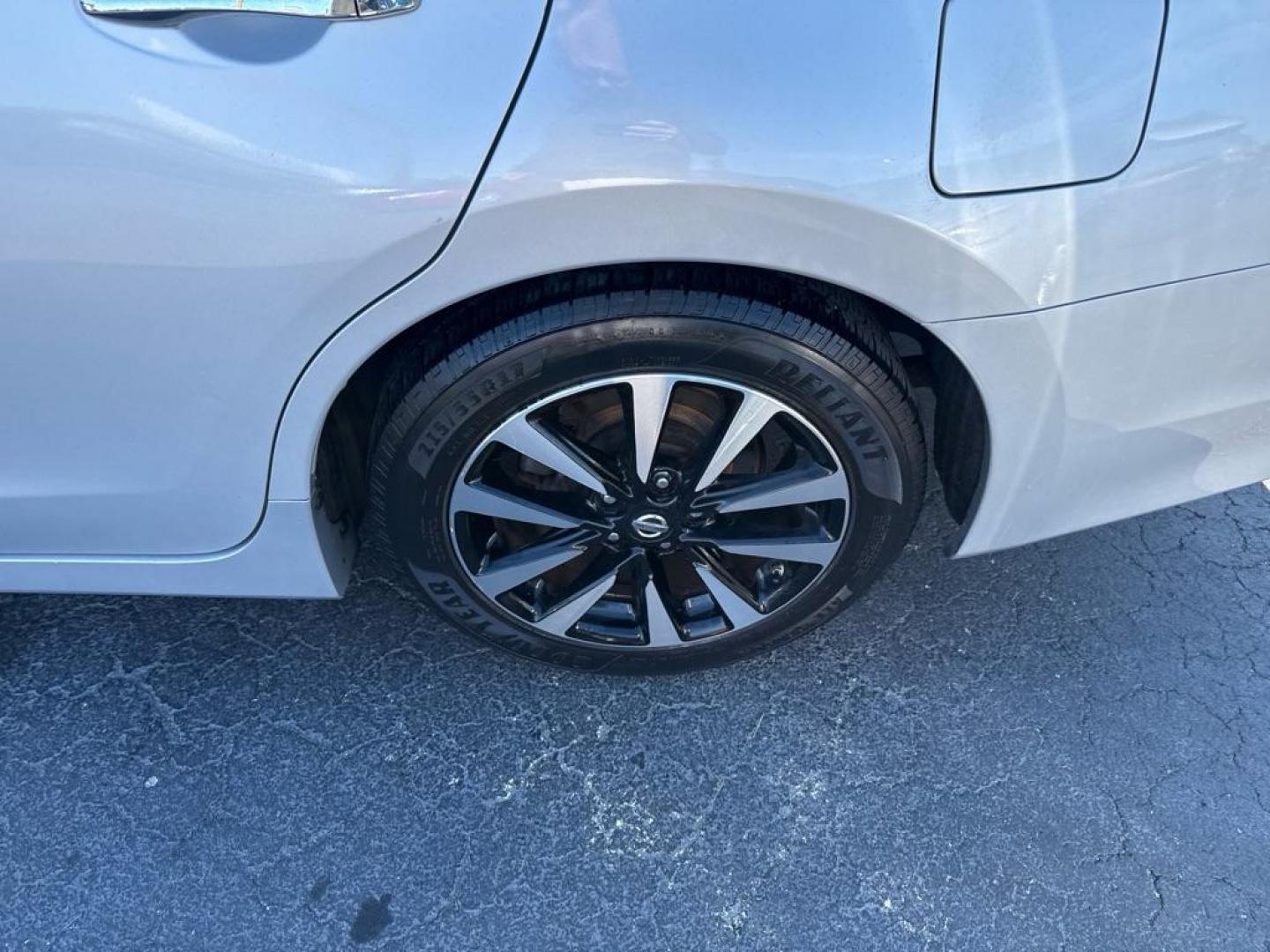 2014 SILVER NISSAN ALTIMA 2.5 (1N4AL3AP4EN) with an 2.5L engine, Continuously Variable transmission, located at 2929 9th St. West, Bradenton, 34205, (941) 242-2810, 27.473591, -82.570679 - Photo#9