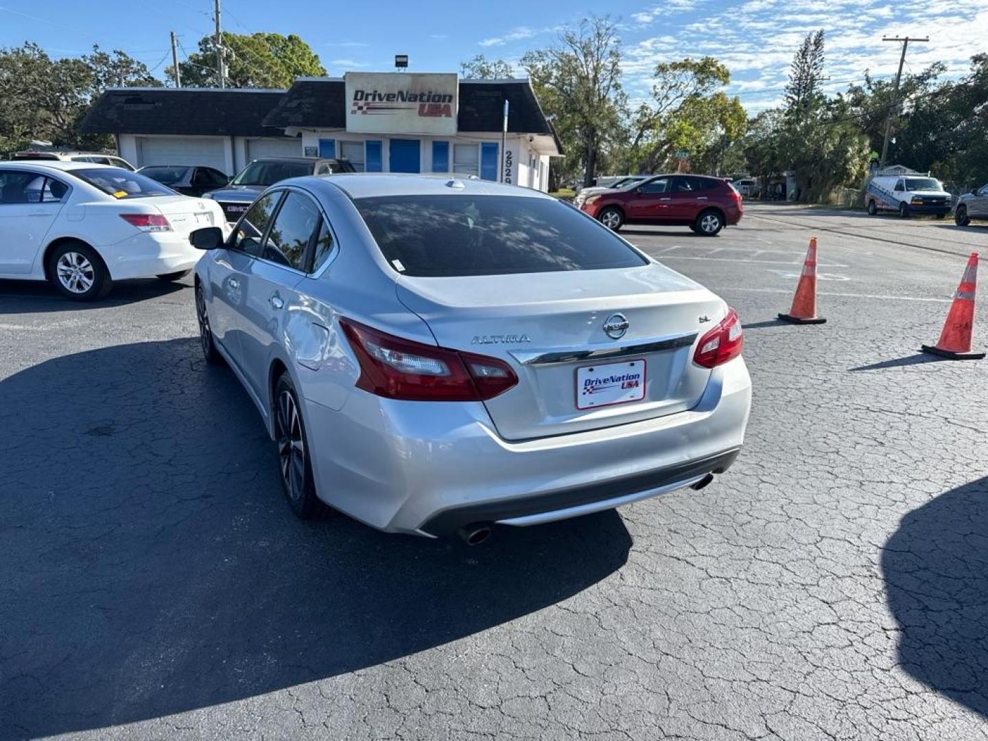 2014 SILVER NISSAN ALTIMA 2.5 (1N4AL3AP4EN) with an 2.5L engine, Continuously Variable transmission, located at 2929 9th St. West, Bradenton, 34205, (941) 242-2810, 27.473591, -82.570679 - Photo#4