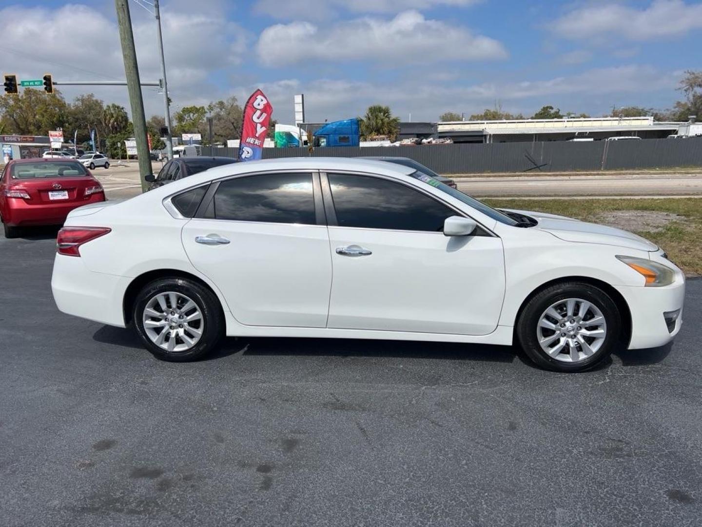 2013 WHITE NISSAN ALTIMA 2.5 (1N4AL3AP1DC) with an 2.5L engine, Continuously Variable transmission, located at 2929 9th St. West, Bradenton, 34205, (941) 242-2810, 27.473591, -82.570679 - Photo#10