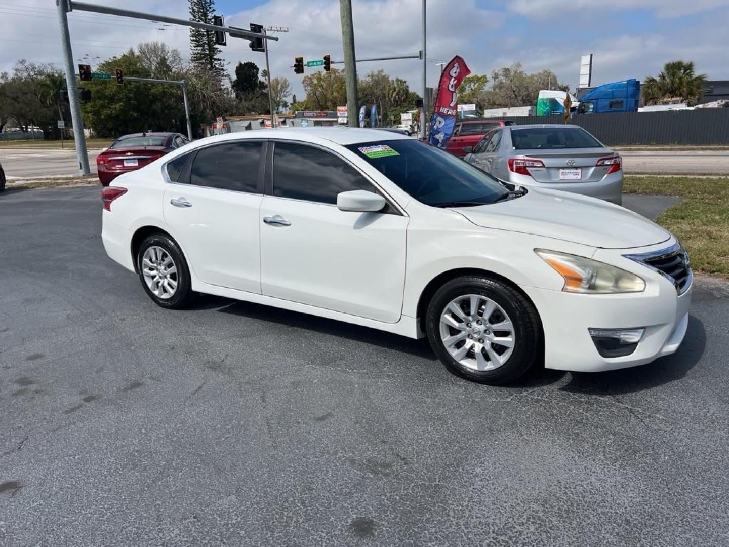 2013 WHITE NISSAN ALTIMA 2.5 (1N4AL3AP1DC) with an 2.5L engine, Continuously Variable transmission, located at 2929 9th St. West, Bradenton, 34205, (941) 242-2810, 27.473591, -82.570679 - Photo#1