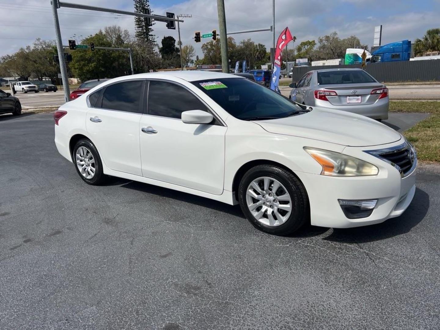 2013 WHITE NISSAN ALTIMA 2.5 (1N4AL3AP1DC) with an 2.5L engine, Continuously Variable transmission, located at 2929 9th St. West, Bradenton, 34205, (941) 242-2810, 27.473591, -82.570679 - Photo#4