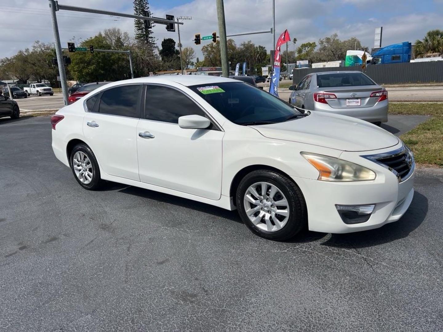 2013 WHITE NISSAN ALTIMA 2.5 (1N4AL3AP1DC) with an 2.5L engine, Continuously Variable transmission, located at 2929 9th St. West, Bradenton, 34205, (941) 242-2810, 27.473591, -82.570679 - Photo#5