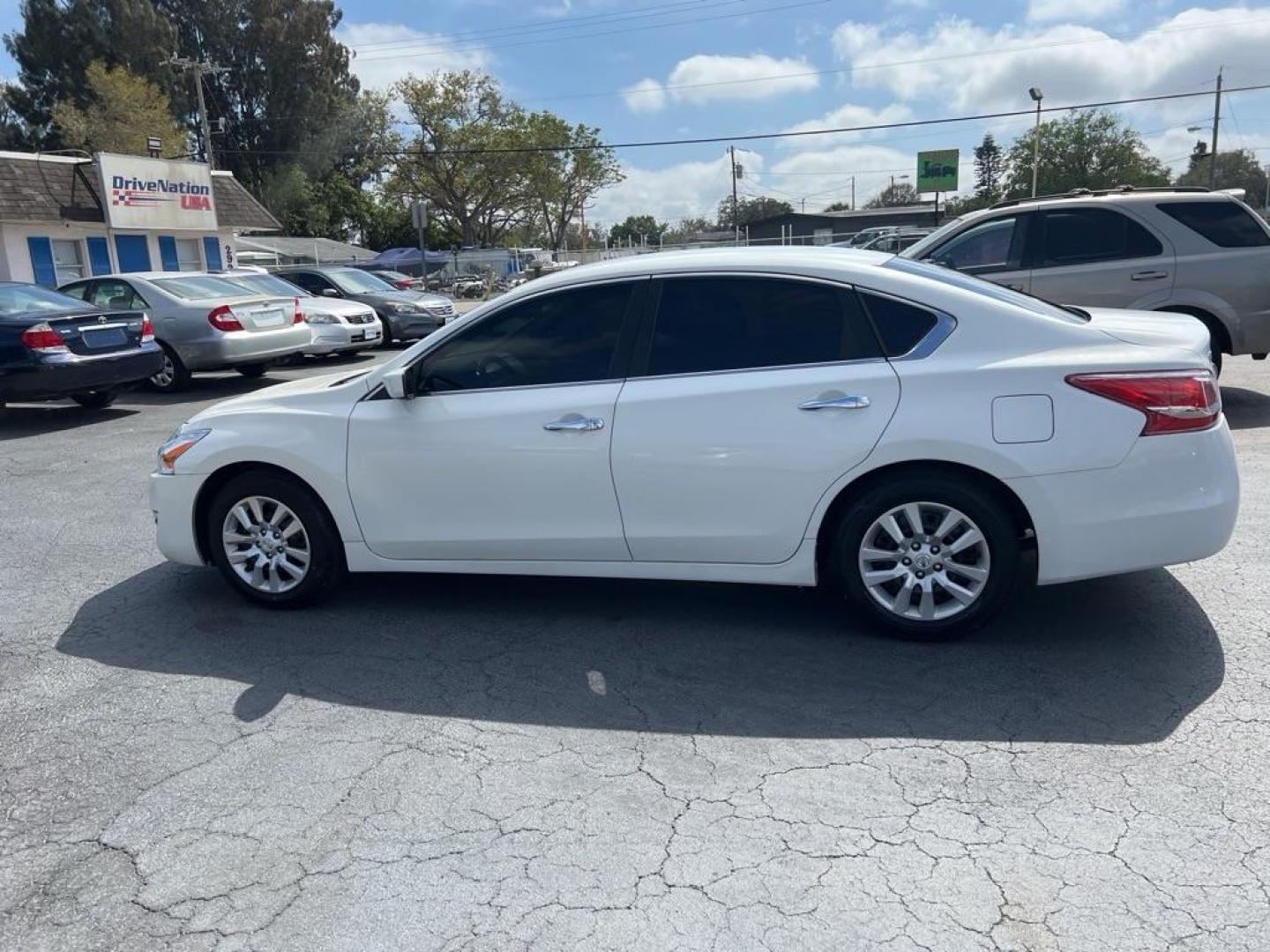 2013 WHITE NISSAN ALTIMA 2.5 (1N4AL3AP1DC) with an 2.5L engine, Continuously Variable transmission, located at 2929 9th St. West, Bradenton, 34205, (941) 242-2810, 27.473591, -82.570679 - Photo#7