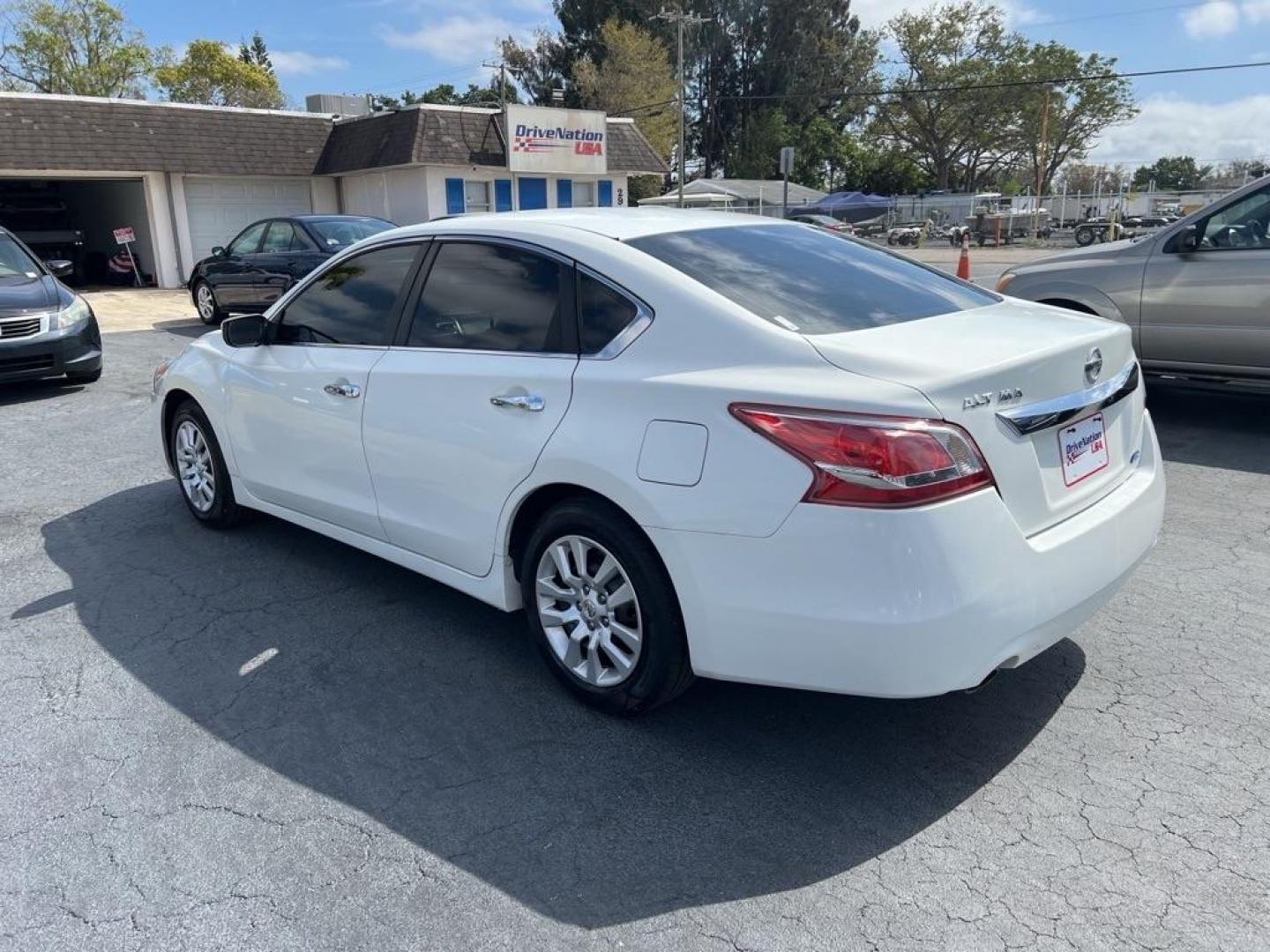 2013 WHITE NISSAN ALTIMA 2.5 (1N4AL3AP1DC) with an 2.5L engine, Continuously Variable transmission, located at 2929 9th St. West, Bradenton, 34205, (941) 242-2810, 27.473591, -82.570679 - Photo#8