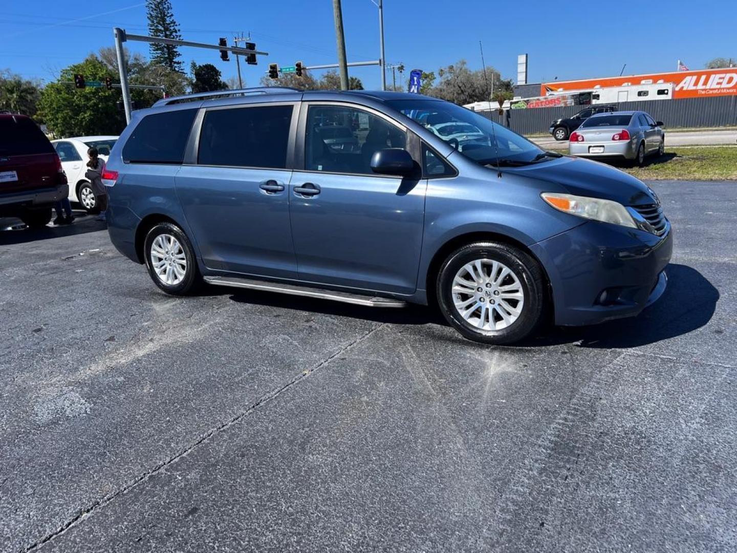 2013 BLUE TOYOTA SIENNA XLE (5TDYK3DC2DS) with an 3.5L engine, Automatic transmission, located at 2929 9th St. West, Bradenton, 34205, (941) 242-2810, 27.473591, -82.570679 - Photo#2