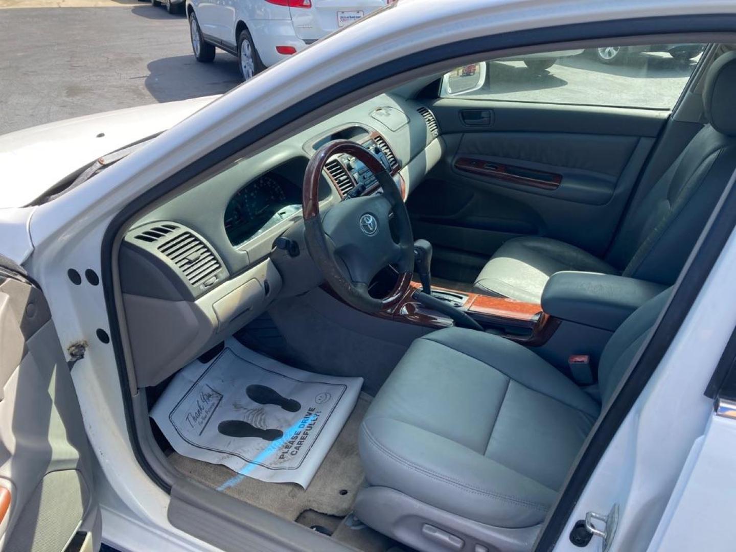 2003 WHITE TOYOTA CAMRY LE (4T1BE32K83U) with an 2.4L engine, Automatic transmission, located at 2929 9th St. West, Bradenton, 34205, (941) 242-2810, 27.473591, -82.570679 - Photo#10