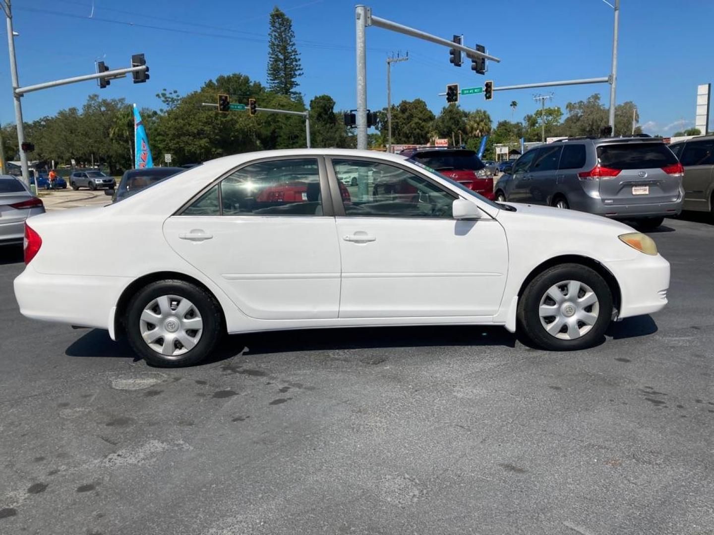 2003 WHITE TOYOTA CAMRY LE (4T1BE32K83U) with an 2.4L engine, Automatic transmission, located at 2929 9th St. West, Bradenton, 34205, (941) 242-2810, 27.473591, -82.570679 - Photo#2