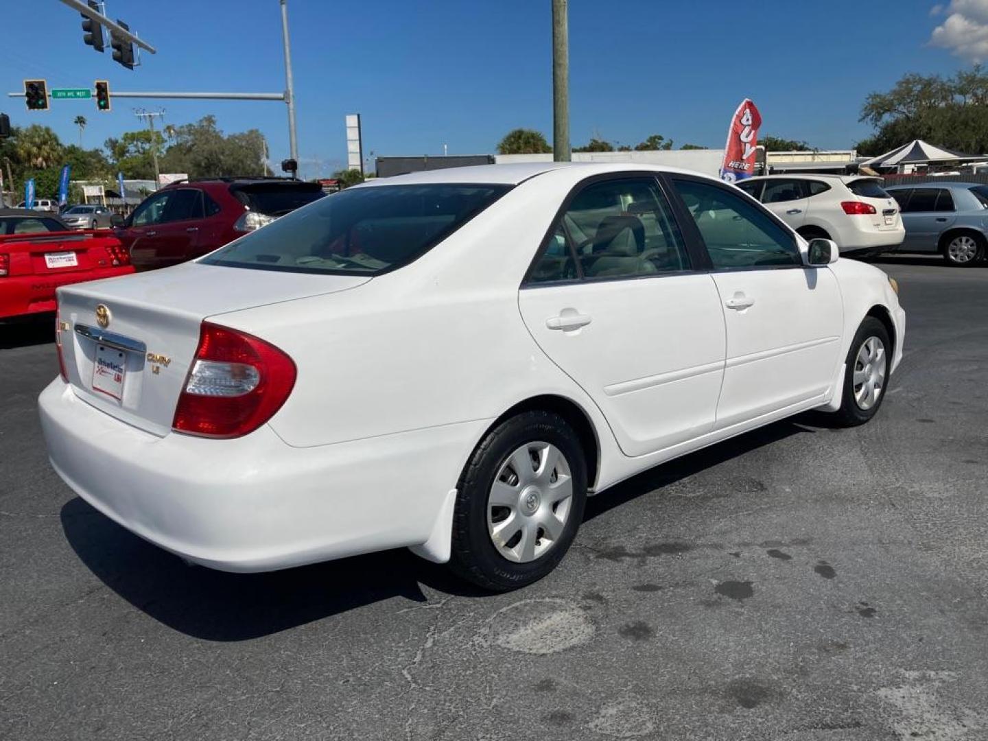 2003 WHITE TOYOTA CAMRY LE (4T1BE32K83U) with an 2.4L engine, Automatic transmission, located at 2929 9th St. West, Bradenton, 34205, (941) 242-2810, 27.473591, -82.570679 - Photo#3