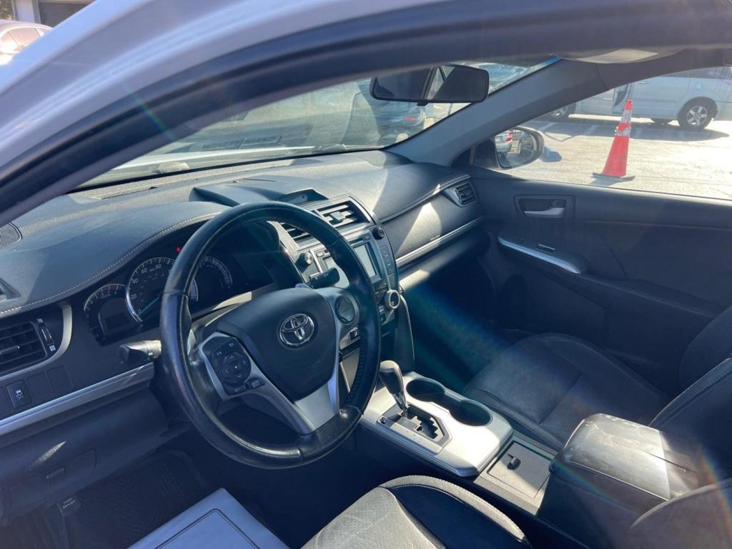 2012 WHITE TOYOTA CAMRY SE (4T1BF1FK0CU) with an 2.5L engine, Automatic transmission, located at 2929 9th St. West, Bradenton, 34205, (941) 242-2810, 27.473591, -82.570679 - Photo#10