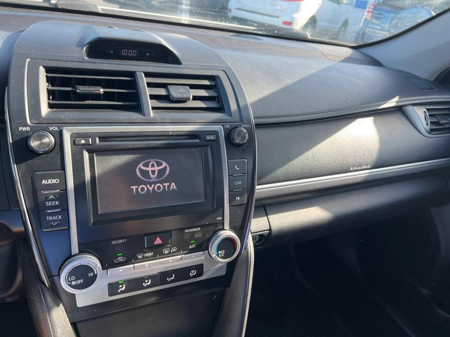 2012 WHITE TOYOTA CAMRY SE (4T1BF1FK0CU) with an 2.5L engine, Automatic transmission, located at 2929 9th St. West, Bradenton, 34205, (941) 242-2810, 27.473591, -82.570679 - Photo#11