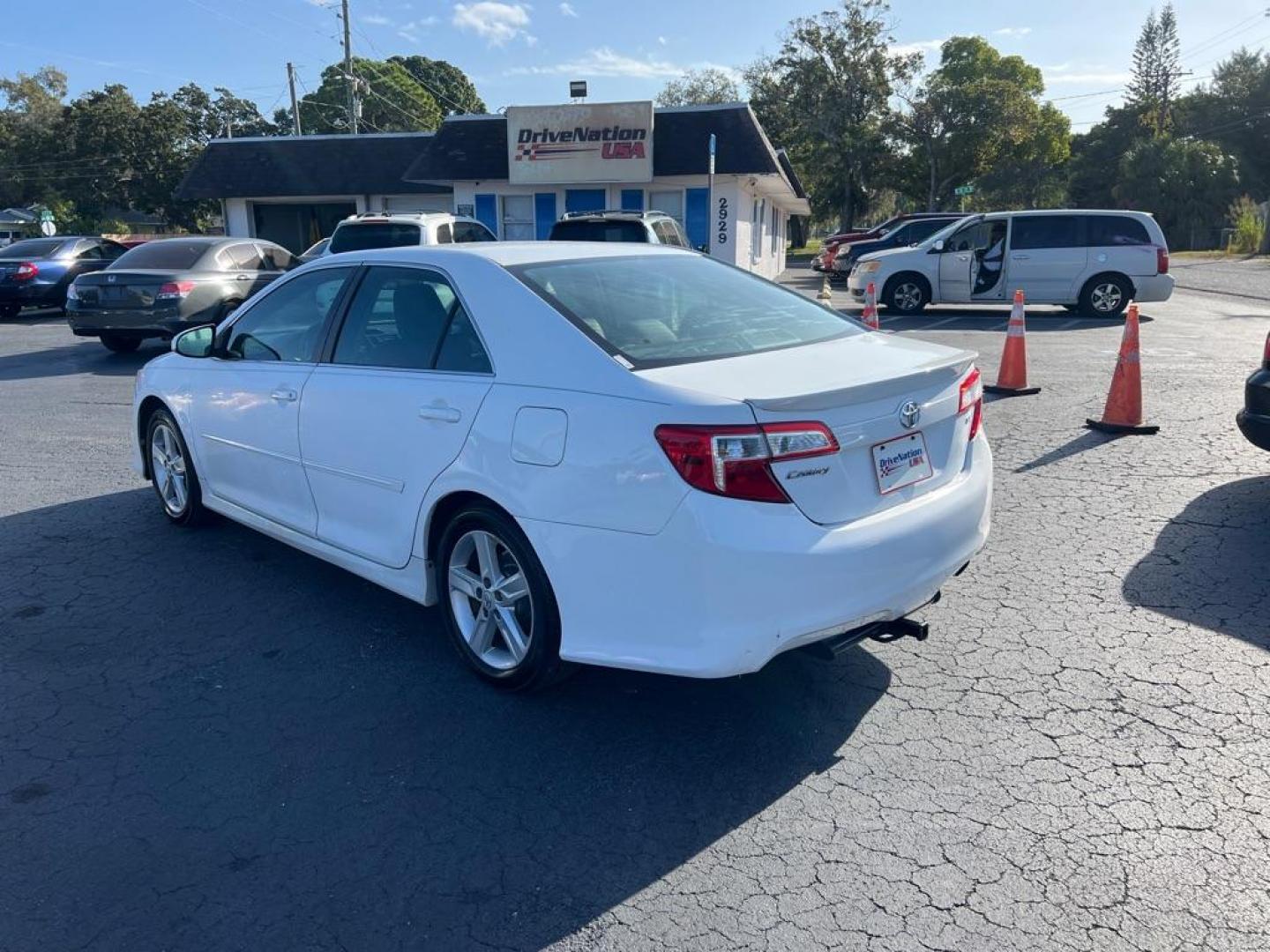 2012 WHITE TOYOTA CAMRY SE (4T1BF1FK0CU) with an 2.5L engine, Automatic transmission, located at 2929 9th St. West, Bradenton, 34205, (941) 242-2810, 27.473591, -82.570679 - Photo#4