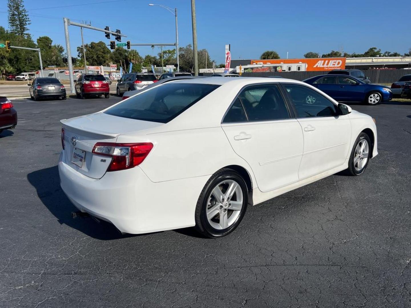 2012 WHITE TOYOTA CAMRY SE (4T1BF1FK0CU) with an 2.5L engine, Automatic transmission, located at 2929 9th St. West, Bradenton, 34205, (941) 242-2810, 27.473591, -82.570679 - Photo#6