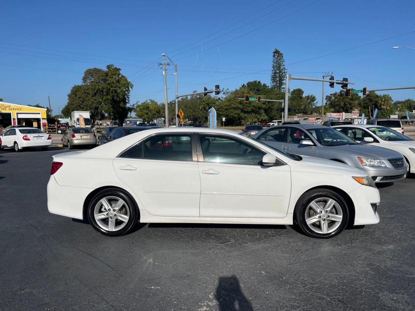 2012 WHITE TOYOTA CAMRY SE (4T1BF1FK0CU) with an 2.5L engine, Automatic transmission, located at 2929 9th St. West, Bradenton, 34205, (941) 242-2810, 27.473591, -82.570679 - Photo#7