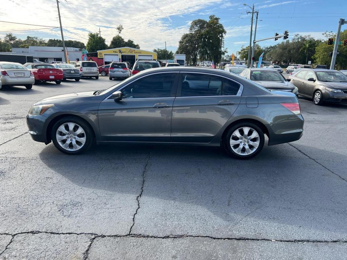 2009 GRAY HONDA ACCORD EXL (1HGCP26889A) with an 2.4L engine, Automatic transmission, located at 2929 9th St. West, Bradenton, 34205, (941) 242-2810, 27.473591, -82.570679 - Photo#4