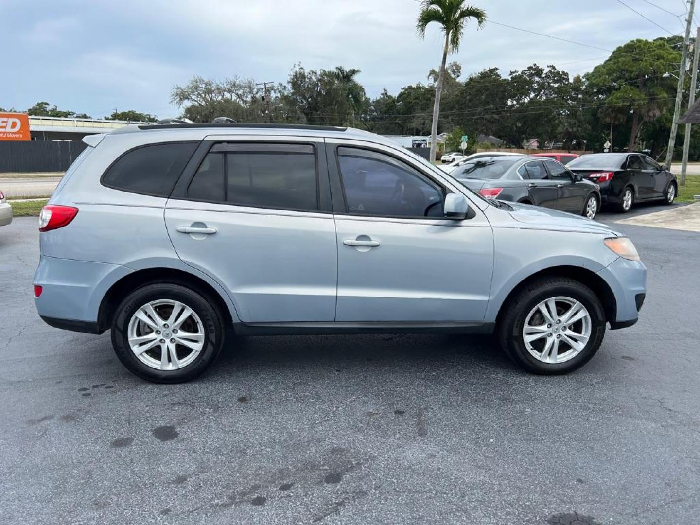 2010 BLUE HYUNDAI SANTA FE SE (5NMSH4AG4AH) with an 3.5L engine, Automatic transmission, located at 2929 9th St. West, Bradenton, 34205, (941) 242-2810, 27.473591, -82.570679 - Photo#9