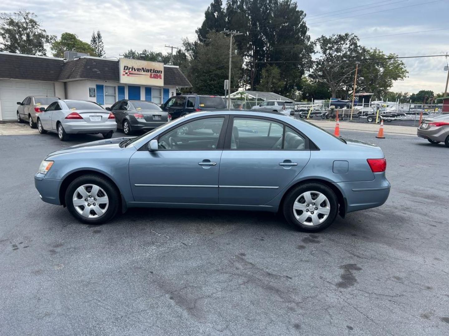 2010 BLUE HYUNDAI SONATA GLS (5NPET4AC3AH) with an 2.4L engine, Automatic transmission, located at 2929 9th St. West, Bradenton, 34205, (941) 242-2810, 27.473591, -82.570679 - Photo#5