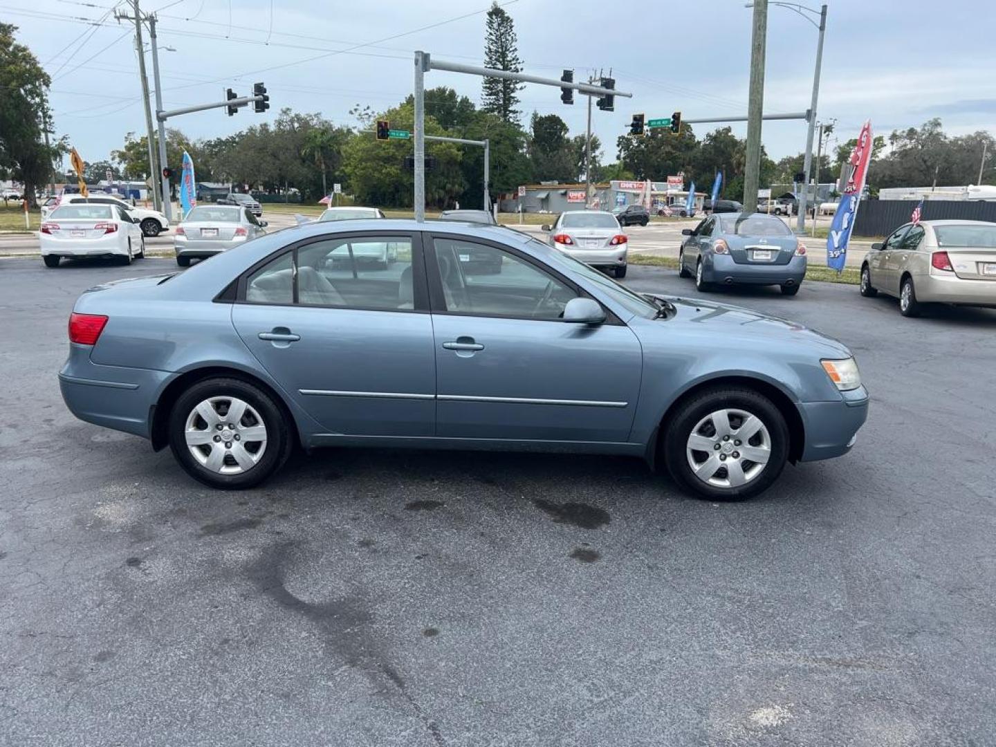 2010 BLUE HYUNDAI SONATA GLS (5NPET4AC3AH) with an 2.4L engine, Automatic transmission, located at 2929 9th St. West, Bradenton, 34205, (941) 242-2810, 27.473591, -82.570679 - Photo#9