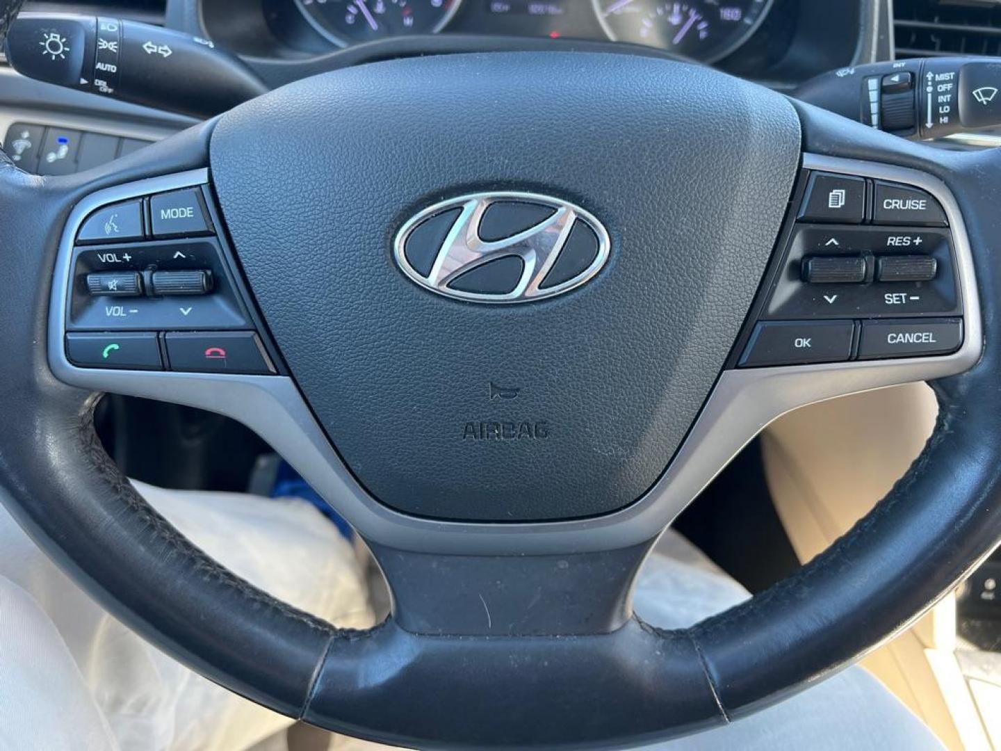 2018 WHITE HYUNDAI ELANTRA SEL (5NPD84LF8JH) with an 2.0L engine, Automatic transmission, located at 2929 9th St. West, Bradenton, 34205, (941) 242-2810, 27.473591, -82.570679 - Photo#13