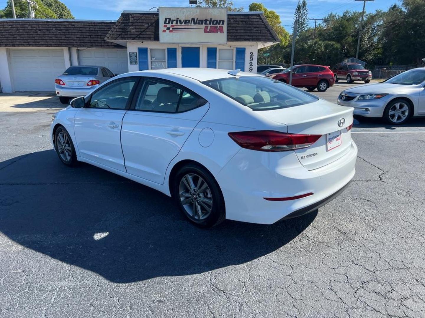 2018 WHITE HYUNDAI ELANTRA SEL (5NPD84LF8JH) with an 2.0L engine, Automatic transmission, located at 2929 9th St. West, Bradenton, 34205, (941) 242-2810, 27.473591, -82.570679 - Photo#4