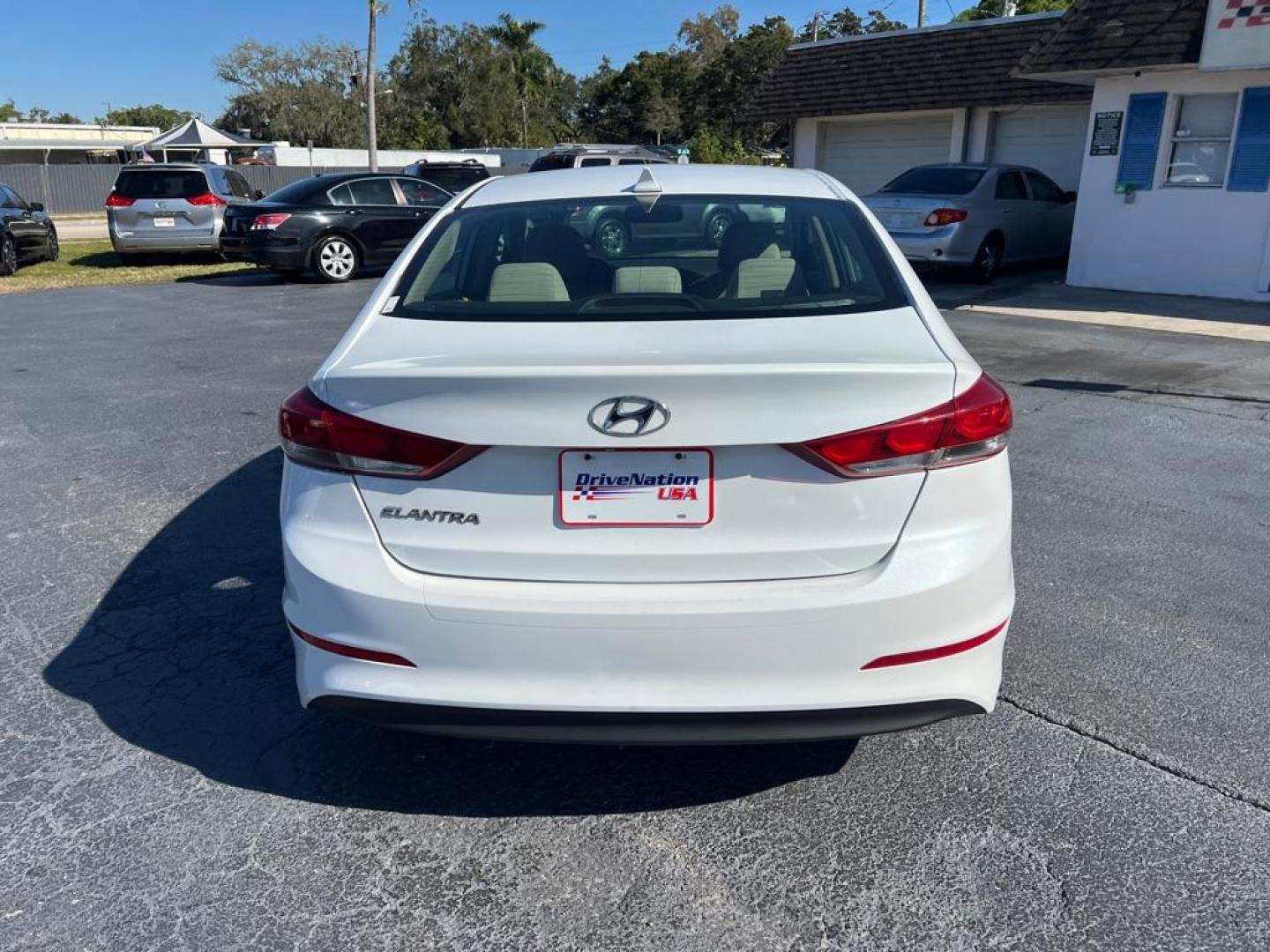 2018 WHITE HYUNDAI ELANTRA SEL (5NPD84LF8JH) with an 2.0L engine, Automatic transmission, located at 2929 9th St. West, Bradenton, 34205, (941) 242-2810, 27.473591, -82.570679 - Photo#5