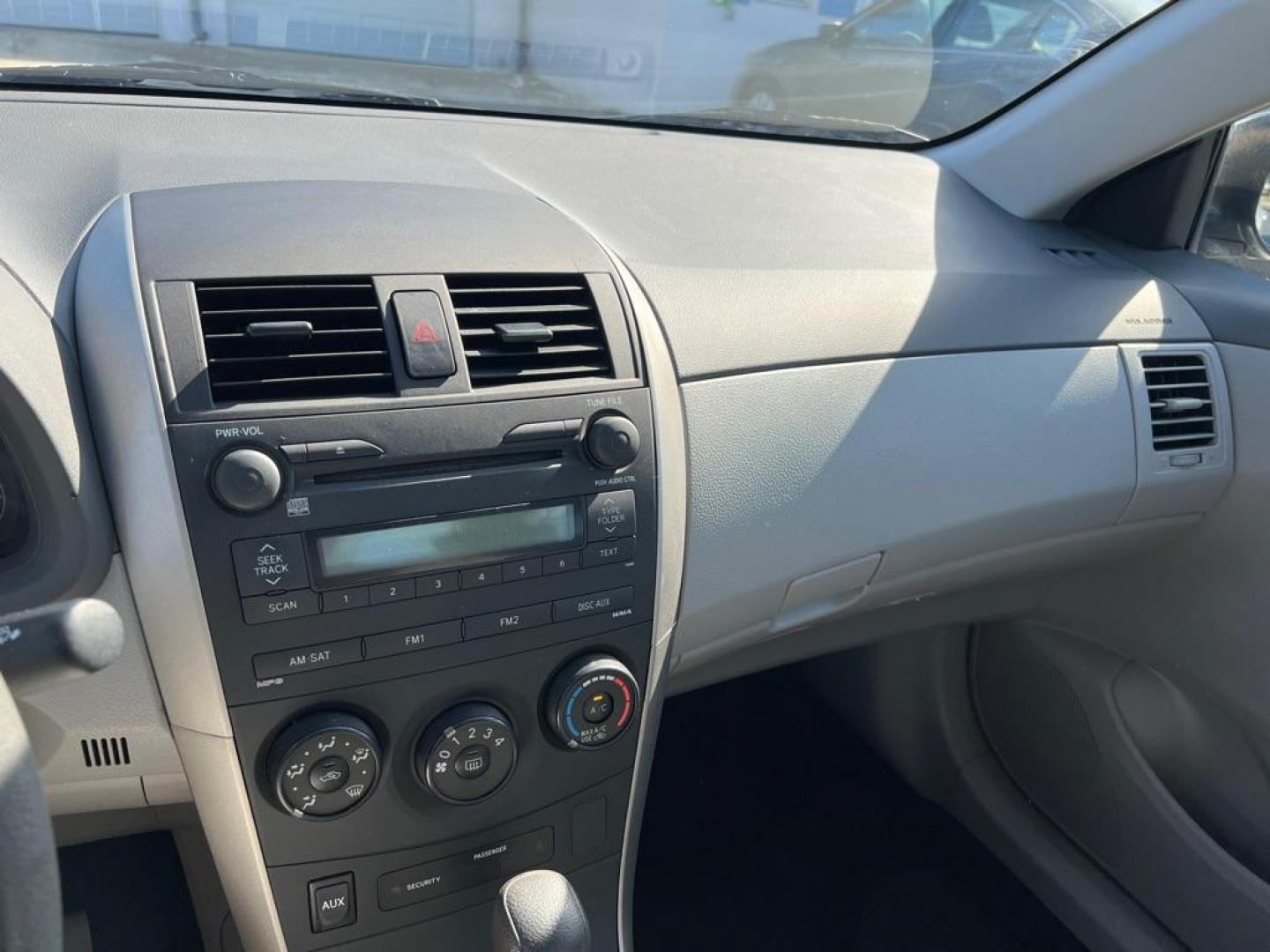 2009 SILVER TOYOTA COROLLA SE (JTDBL40E299) with an 1.8L engine, Automatic transmission, located at 2929 9th St. West, Bradenton, 34205, (941) 242-2810, 27.473591, -82.570679 - Photo#12