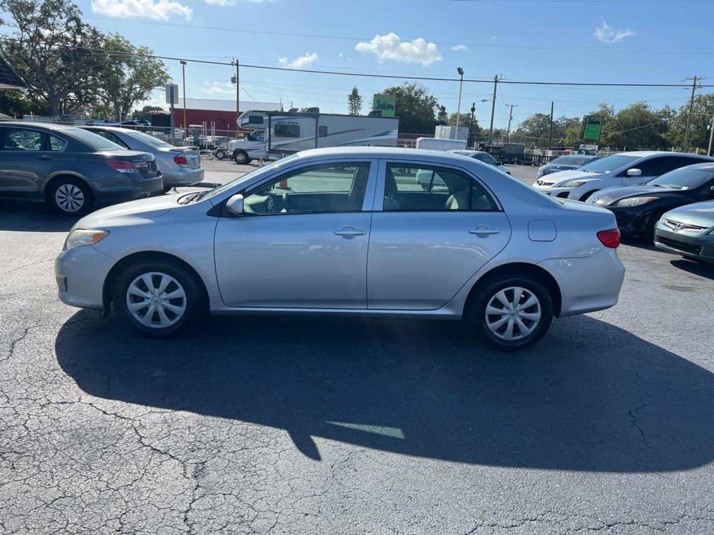 2009 SILVER TOYOTA COROLLA SE (JTDBL40E299) with an 1.8L engine, Automatic transmission, located at 2929 9th St. West, Bradenton, 34205, (941) 242-2810, 27.473591, -82.570679 - Photo#4