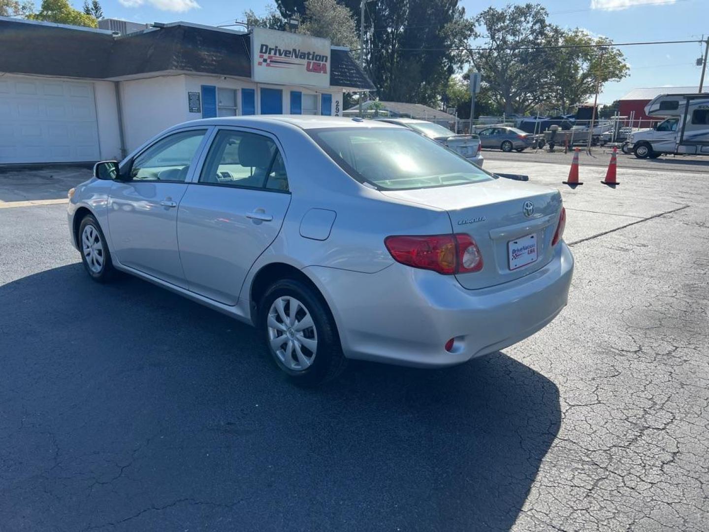 2009 SILVER TOYOTA COROLLA SE (JTDBL40E299) with an 1.8L engine, Automatic transmission, located at 2929 9th St. West, Bradenton, 34205, (941) 242-2810, 27.473591, -82.570679 - Photo#5