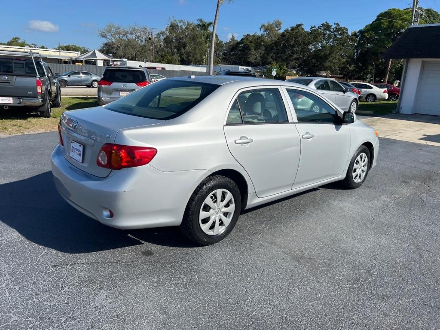 2009 SILVER TOYOTA COROLLA SE (JTDBL40E299) with an 1.8L engine, Automatic transmission, located at 2929 9th St. West, Bradenton, 34205, (941) 242-2810, 27.473591, -82.570679 - Photo#7