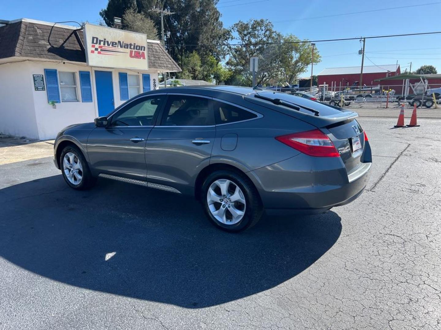 2011 GRAY HONDA ACCORD CROSSTOU EXL (5J6TF1H56BL) with an 3.5L engine, Automatic transmission, located at 2929 9th St. West, Bradenton, 34205, (941) 242-2810, 27.473591, -82.570679 - Photo#5