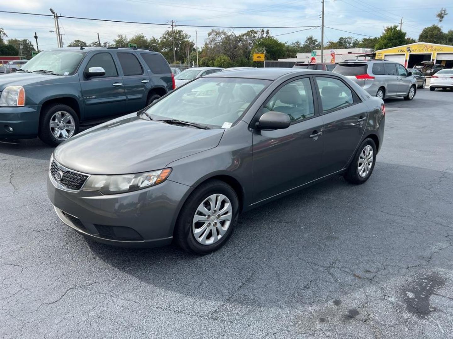 2013 GRAY KIA FORTE EX (KNAFU4A20D5) with an 2.0L engine, Automatic transmission, located at 2929 9th St. West, Bradenton, 34205, (941) 242-2810, 27.473591, -82.570679 - Photo#4