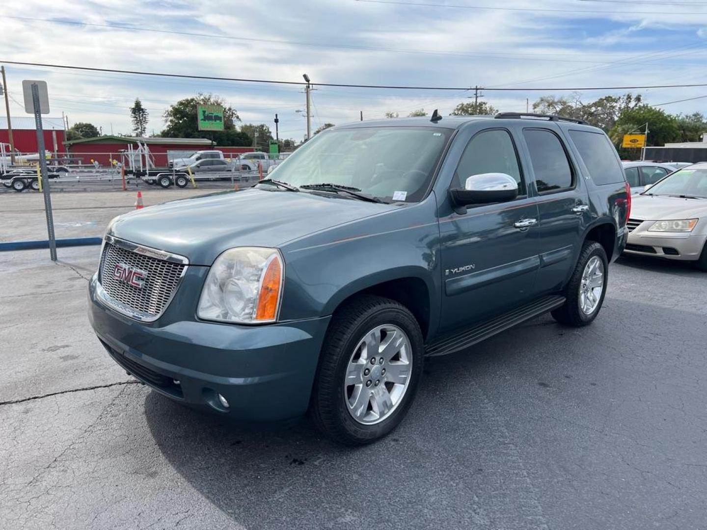 2008 GREEN GMC YUKON DENALI (1GKFC13J58R) with an 5.3L engine, Automatic transmission, located at 2929 9th St. West, Bradenton, 34205, (941) 242-2810, 27.473591, -82.570679 - Photo#5